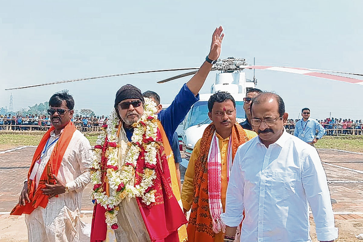 ইন্দাসে মিঠুনের রোড শো-তে লোকই হল না, সাহসপুরে প্রচারে গাড়ি থেকে না নেমেই ফিরলেন মহাগুরু!