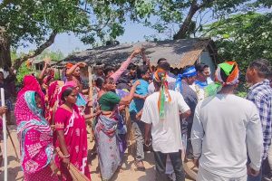 ঝাঁটা, লাঠি হাতে তৃণমূল প্রার্থীর পথ আটকাল মহিলারা, ‘বিজেপির মদত’, বলছে শাসকদল