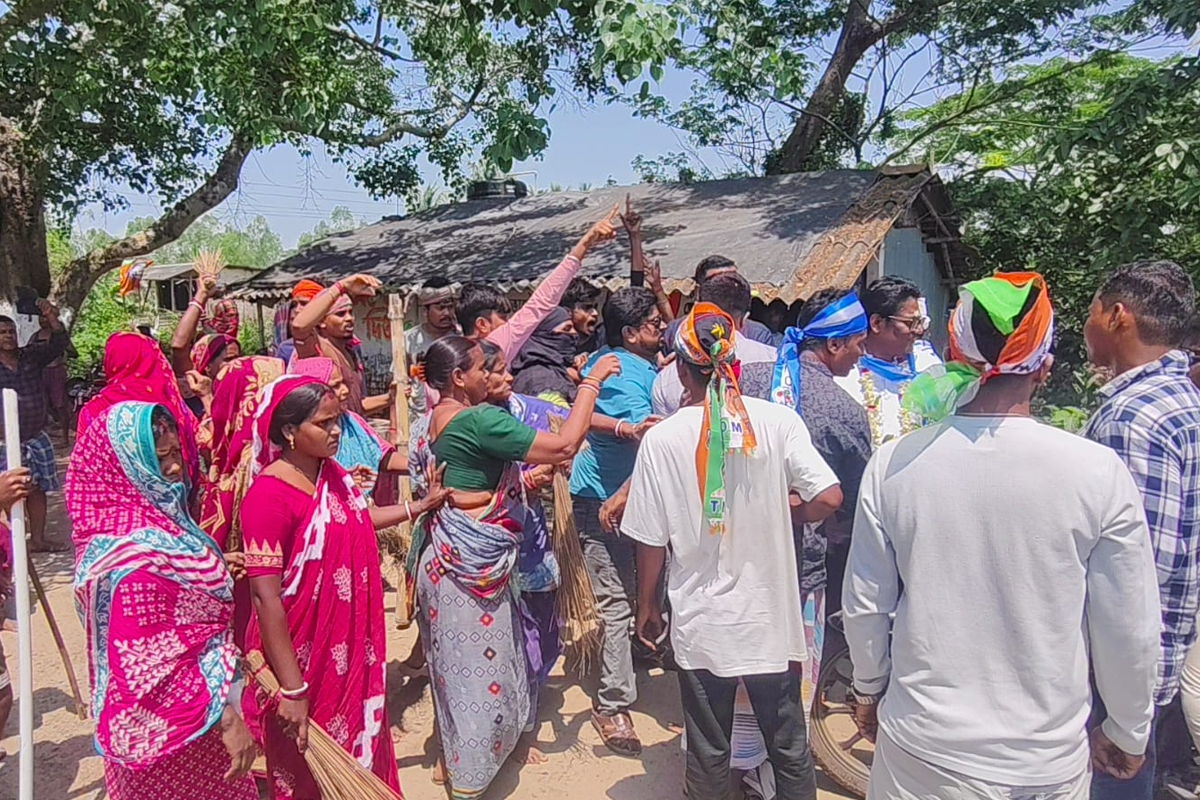 ঝাঁটা, লাঠি হাতে তৃণমূল প্রার্থীর পথ আটকাল মহিলারা, ‘বিজেপির মদত’, বলছে শাসকদল