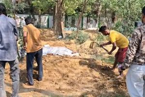 বিলাসবহুল জীবনযাত্রায় বাধা, মাকে খুনের পর ডিপ ফ্রিজে দেহ রাখল কিশোরী!