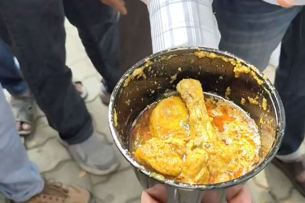 ভোটের প্রশিক্ষণে পচা খাবার! মহকুমা শাসকের সামনেই বিক্ষোভ সরকারি কর্মীদের