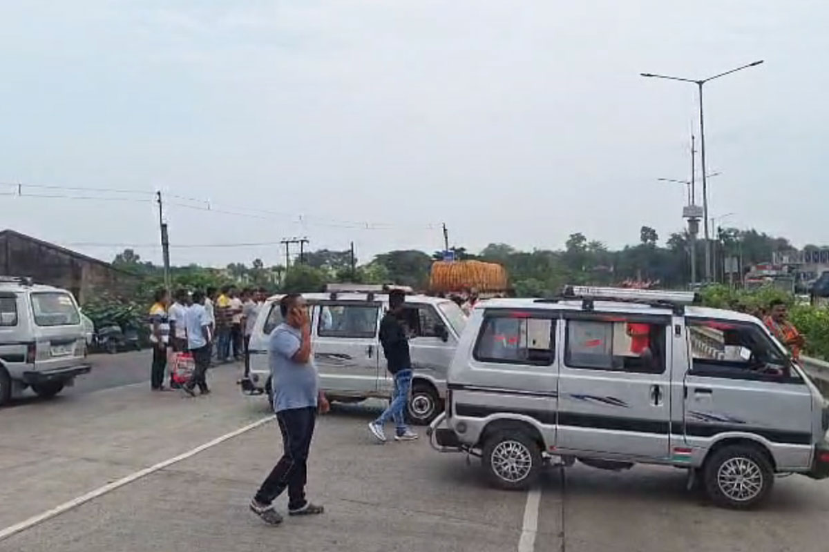 পোস্টালে আগেই ভোট পড়ে গিয়েছে! ভোট দিতে না পেরে ‘আত্মহত্যা’র হুমকি গাড়ি চালকদের