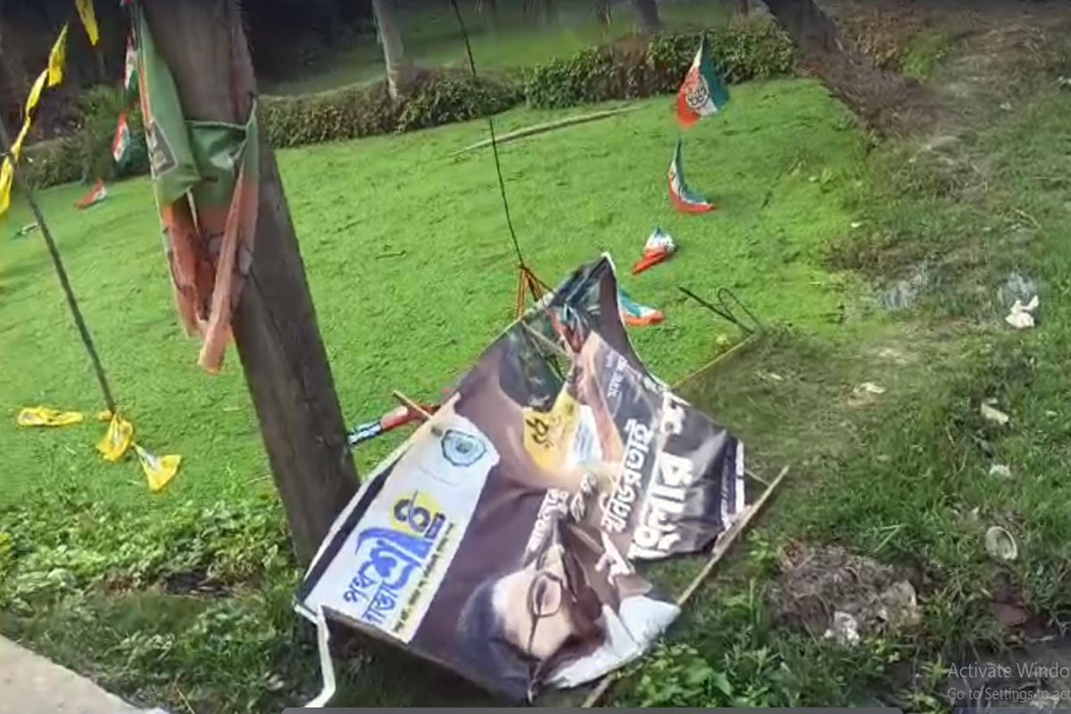 ভোটের আগে নন্দীগ্রামে মারমুখী বিজেপি! ছেঁড়া হল তৃণমূলের পতাকা-ব্যানার, কর্মীদের বাড়িতেও ভাঙচুর
