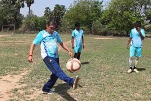 ঠাঠা রোদে পায়ে পায়ে ফুটবল, বিরোধীদের ‘গোল’ দিতে ময়দানে নরেন!