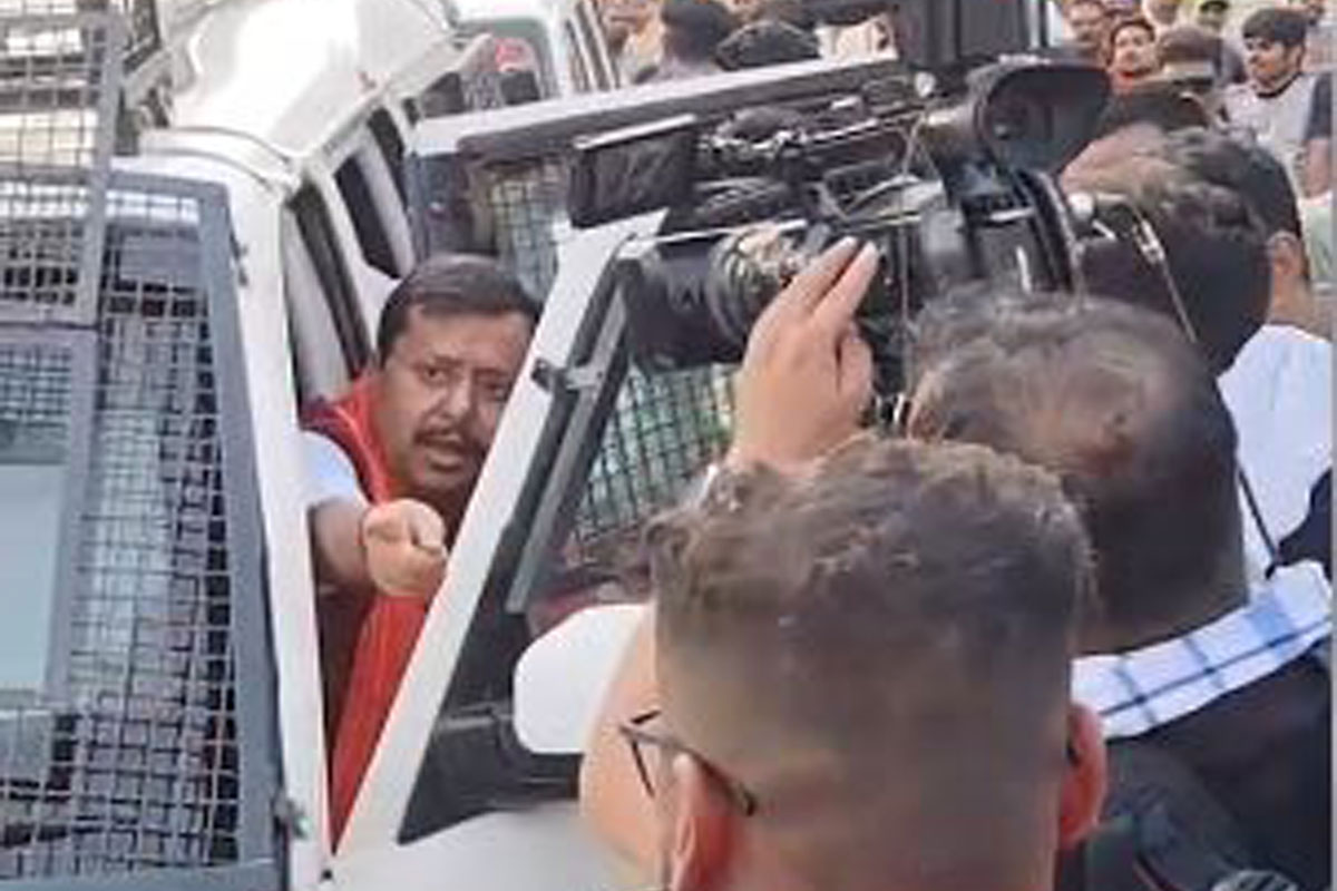 সিআরপিএফের গাড়িতে ভোটপ্রচার নীতীন নবীনের! বাহিনী, কমিশনকে তোপ তৃণমূলের