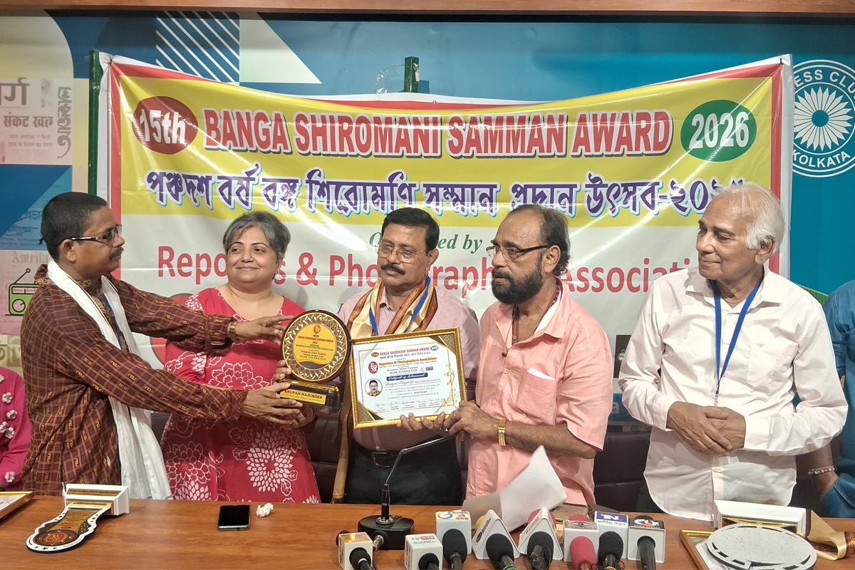 সমাজসেবায় কৃতিত্বের জন্য বঙ্গ শিরোমনি সম্মান পেলেন অনুপম মজুমদার