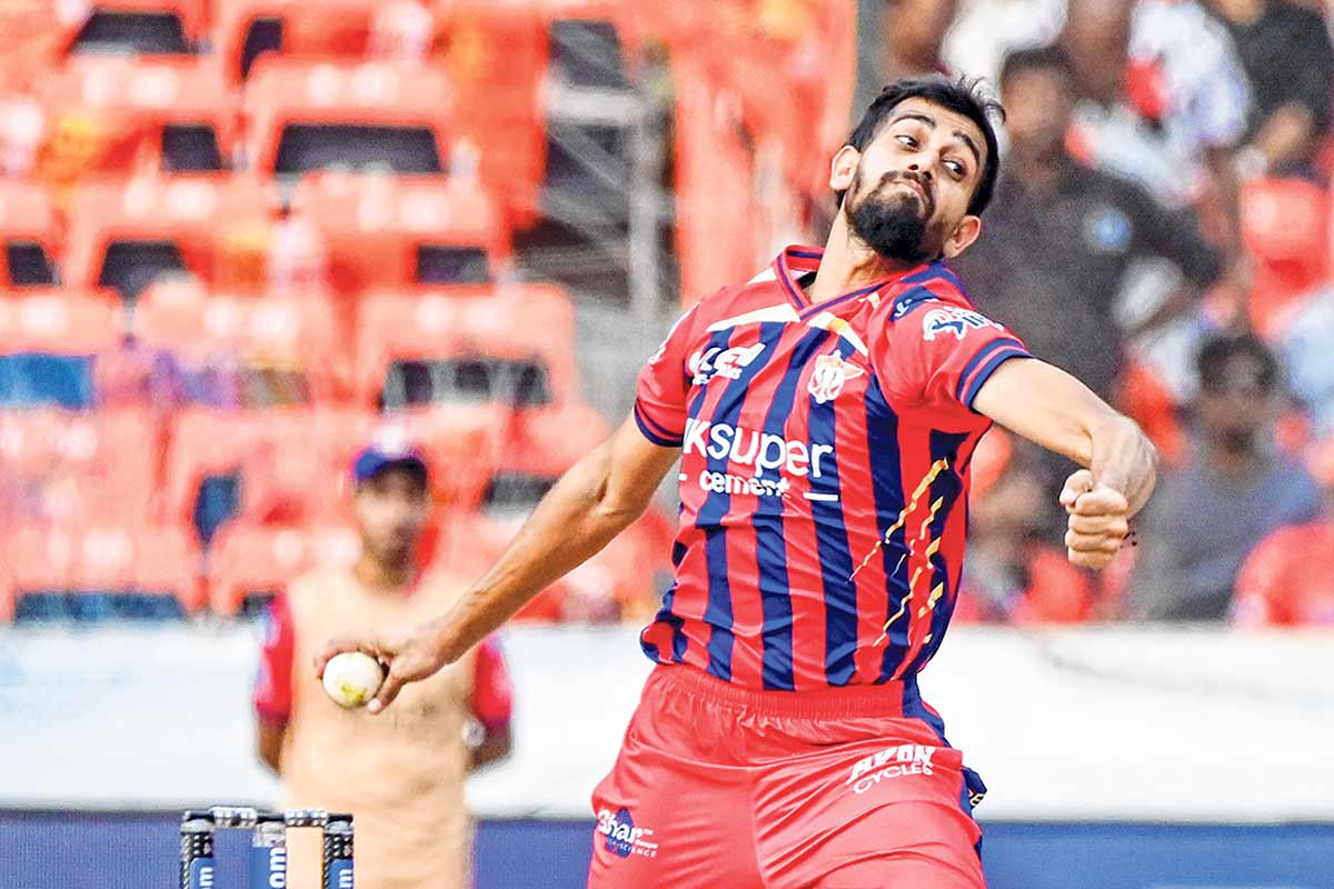 একটা সময় পুলিশে পরীক্ষা দিতে বাধ্য হন, সেই নজফগড়ের প্রিন্স ইডেনে লখনউয়ের আশা বাড়াচ্ছেন