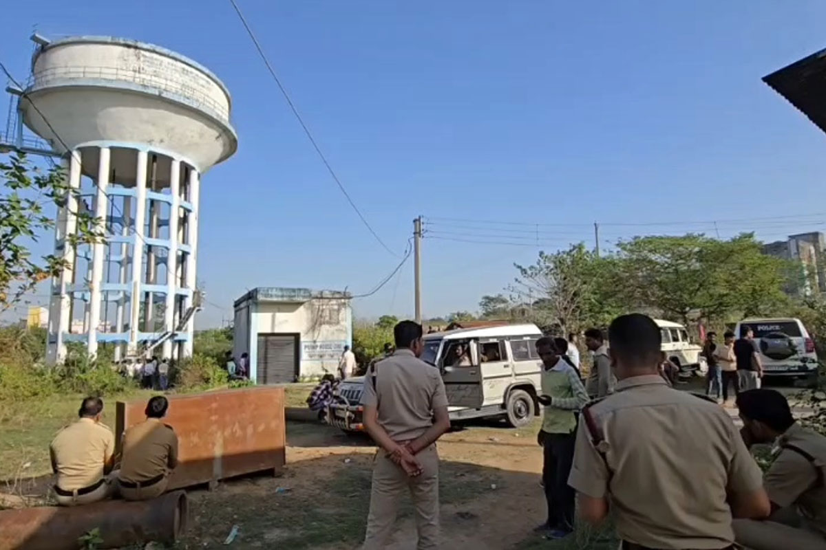 Man climbs 80 feet tall tank, demands marriage in Purulia 