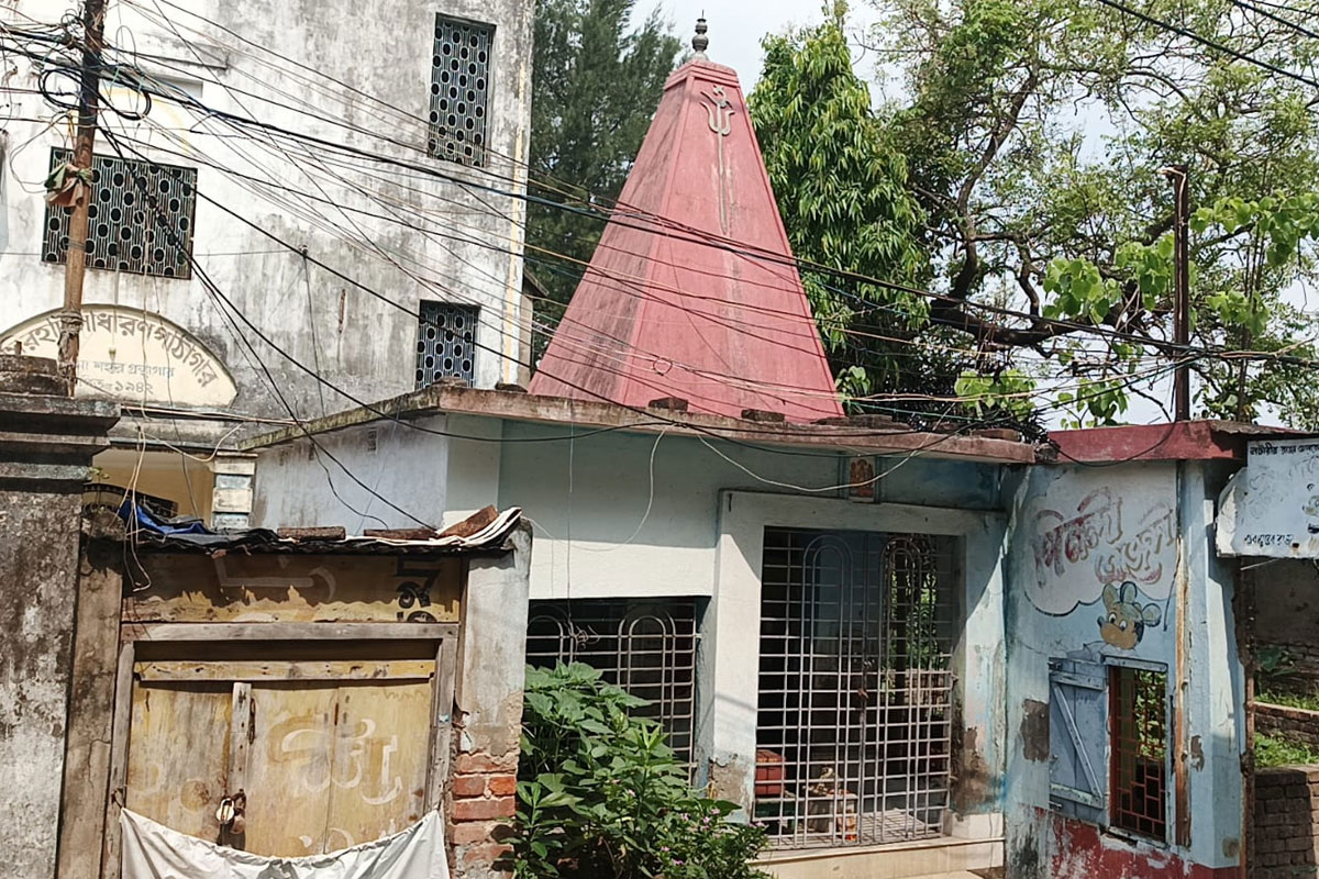 বসিরহাটে বিজেপি অফিসের পাশেই বেহাল ‘রাম মন্দির’, সংস্কারের প্রতিশ্রুতি তৃণমূল প্রার্থীর