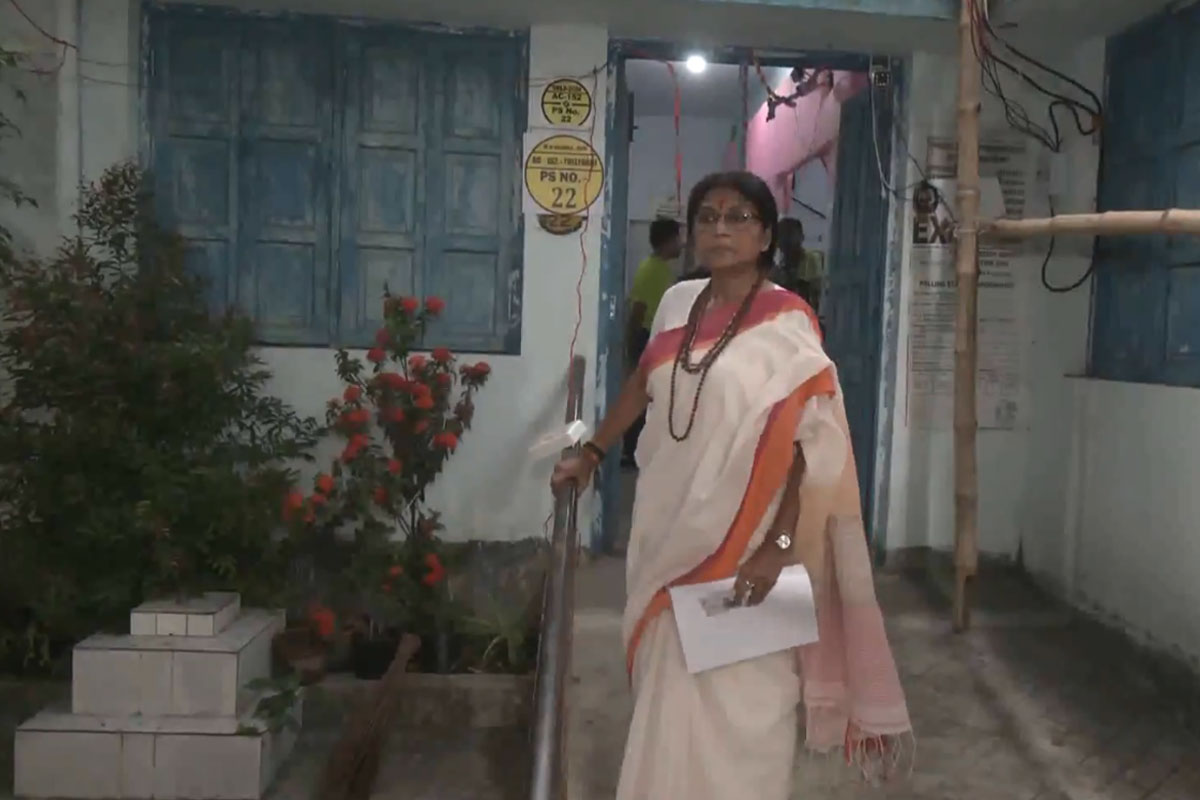 ভোটকেন্দ্রে রূপা গঙ্গোপাধ্যায়