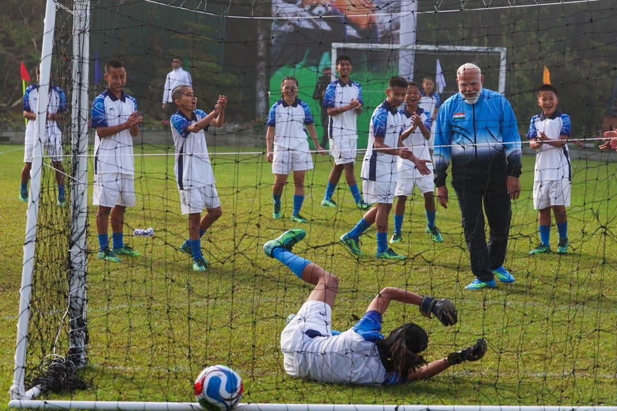 PM Narendra Modi beat the opponent's goalkeeper and put the ball in the net