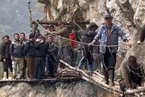 নিচে গভীর খাদ, অস্থায়ী বাঁশের সেতু বানিয়ে আটকে থাকা পর্যটকদের উদ্ধার! লাচেনে সেনার অভিযান