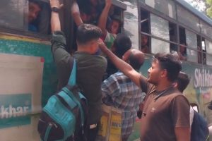 দীর্ঘ সময় দাঁড়িয়েও পাহাড়ে মিলছে না বাস, শিলিগুড়ির টার্মিনাসে ভাঙচুর উত্তেজিত জনতার!