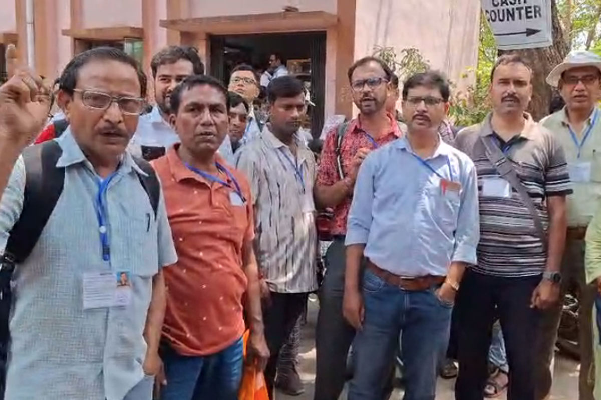 হুমকি দিয়েছেন রিটার্নিং অফিসার! বকেয়া টাকা না পেয়ে সিউড়িতে বিক্ষোভ ভোটকর্মীদের, উত্তেজনা ডোমকলেও
