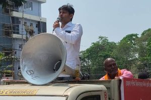 বেহালা পশ্চিমে ‘বহিরাগত’ ইন্দ্রনীলের ‘পুনর্বাসনে’ ক্ষোভ, চ্যালেঞ্জ করে নির্দলে লড়াই ‘ঘরের ছেলে’ স্বপনের