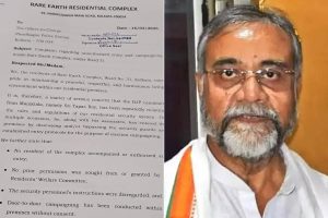 নিরাপত্তারক্ষীদের শাসানি, ‘গায়ের জোরে’ আবাসনে ঢুকে প্রচার! তাপসের বিরুদ্ধে থানায় অভিযোগ