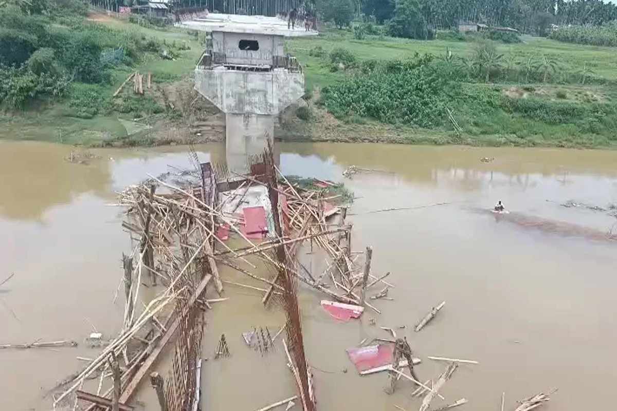 ত্রিপুরায় ভেঙে পড়ল নির্মীয়মাণ সেতু, কাটমানি আদায়ে প্রশ্নবিদ্ধ মন্ত্রী-বিধায়ক