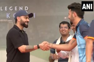 এ আমার গুরুদক্ষিণা… নজির গড়ার পরদিনই ছোটবেলার কোচের ডাকে সাড়া, স্কুলে পৌঁছলেন কোহলি