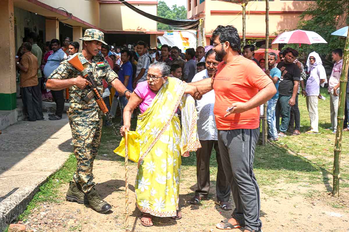 প্রবল গরমে ভোটের লাইনে, বাংলায় প্রথম দফায় মৃত্যু চার জেলার ৪ ভোটারের!