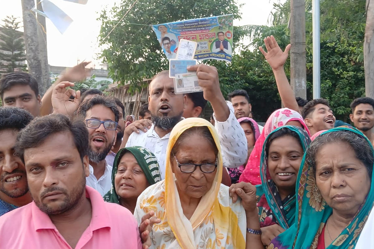 কারো বয়স ৬০, কারো ৭০! ময়নার ভোটার তালিকা থেকে নাম বাদ ৪০০-র বেশি ভোটারের