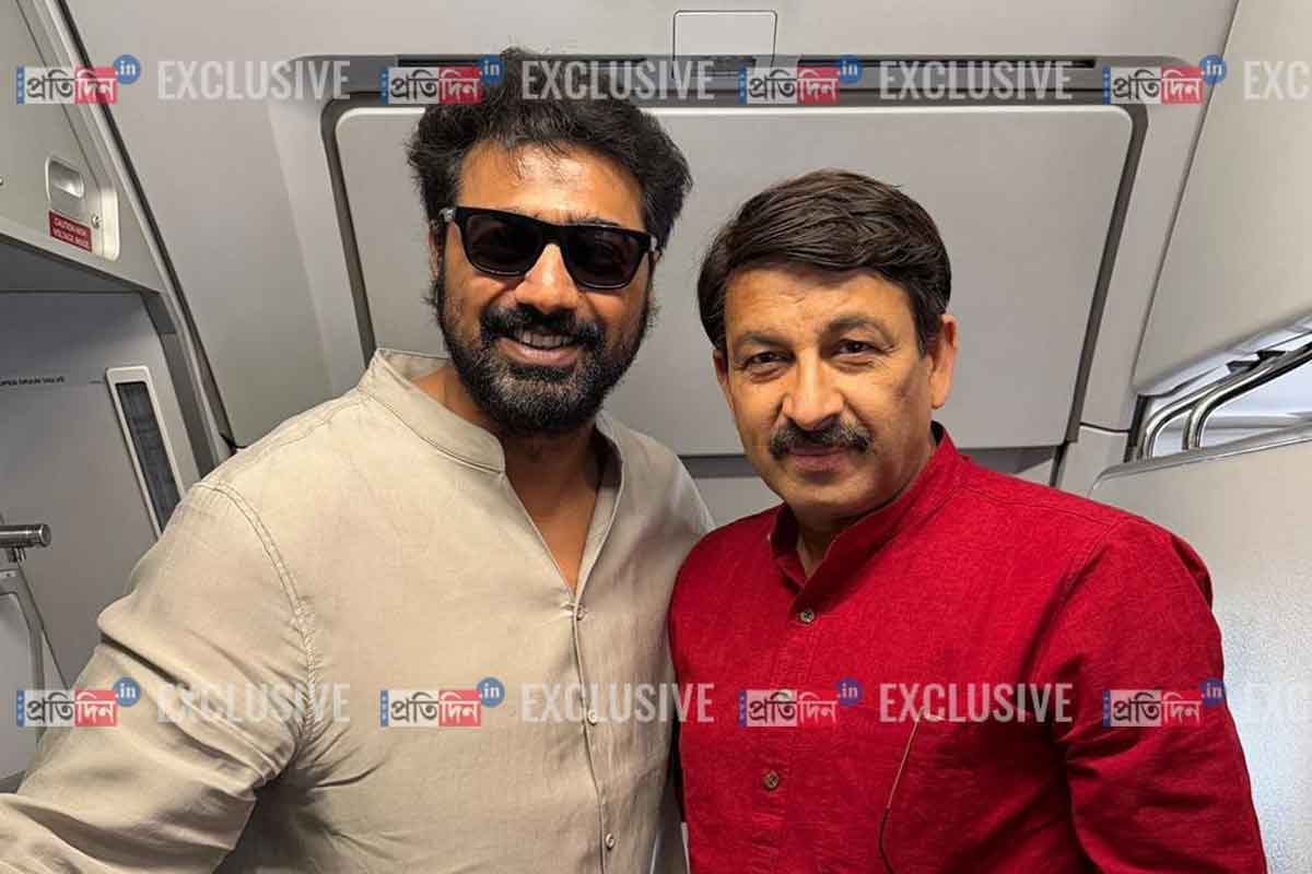 আকাশপথে হঠাৎ দেখা, বিজেপি সাংসদ মনোজ তিওয়ারির সঙ্গে কী কথা হল দেবের?