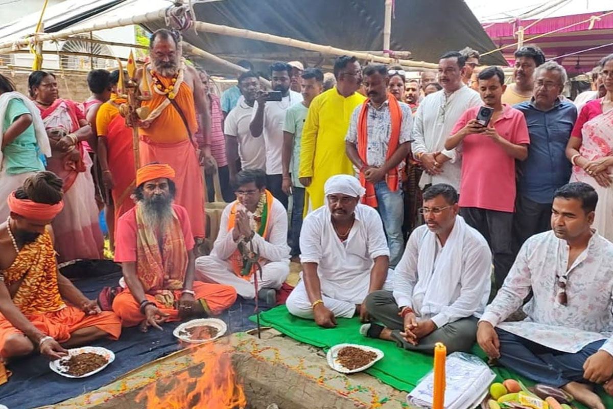 একসঙ্গে যজ্ঞে আহুতি তৃণমূল ও বিজেপি প্রার্থীর! অক্ষয় তৃতীয়ায় টাকিতে ভিন্ন ছবি