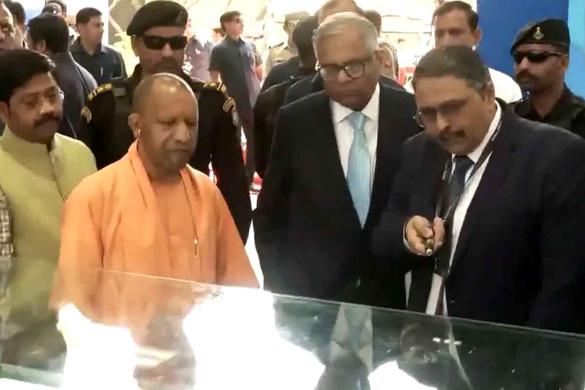টাটা মোটরসের ১০ লক্ষতম বৈদ্যুতিক বাসের উদ্বোধন করলেন যোগী আদিত্যনাথ