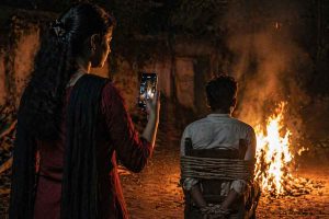 ‘বিদেশী কায়দায় প্রেম করব’, প্রেমিককে চেয়ারে বেঁধে জ্বালিয়ে দিলেন তরুণী, বানালেন ভিডিও