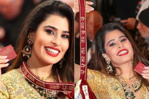 বৃন্দাবন থিমে হাতে ‘ভগবদ্গীতা’, কানের কার্পেটে কৃষ্ণভক্ত আরতির আত্মপ্রকাশে মুগ্ধ বিশ্বমঞ্চ