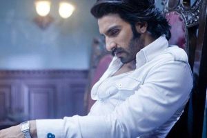 ‘ধুরন্ধর’-এর সাফল্যেও অশনি সংকেত, বলিউডে ‘ব্যান’ হতেই বিশ বাঁও জলে রণবীরের নতুন ছবি?