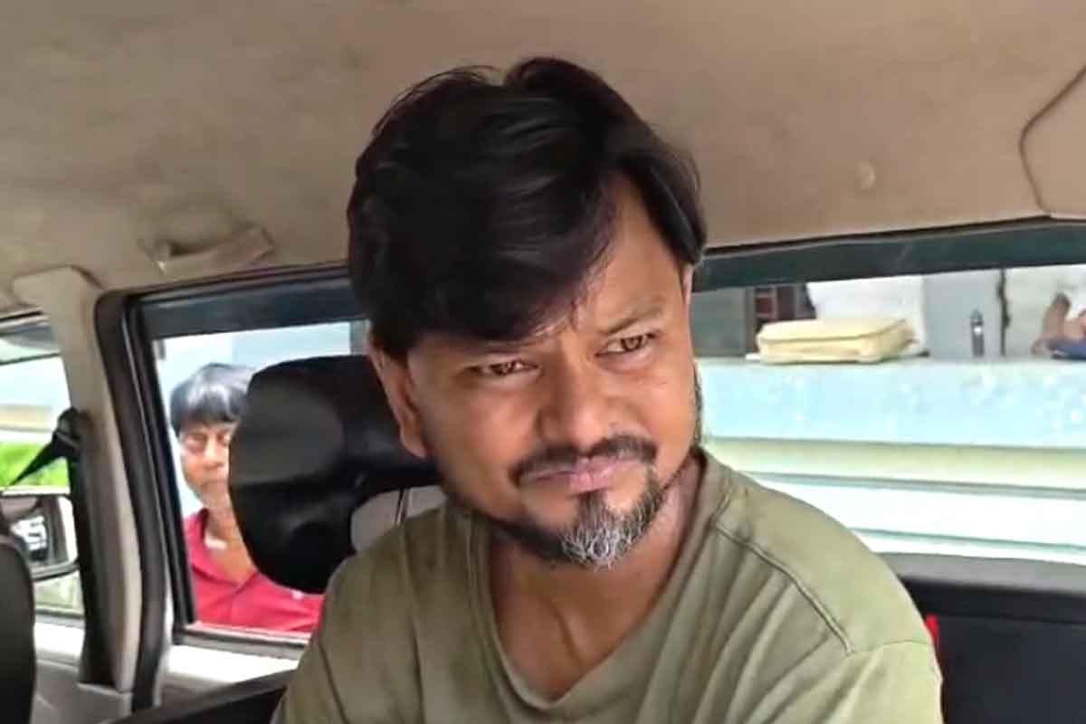 পার্টি অফিস যেন অস্ত্রাগার! ছাদে ছড়িয়ে বোমা, আরামবাগে পুলিশের জালে তৃণমূল নেতা