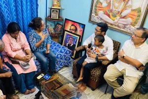 ফলপ্রকাশের রাতে মৃত্যু দলীয় কর্মীর, ২৬ দিন পর বেলেঘাটার পরিবারের সঙ্গে সাক্ষাৎ অভিষেকের