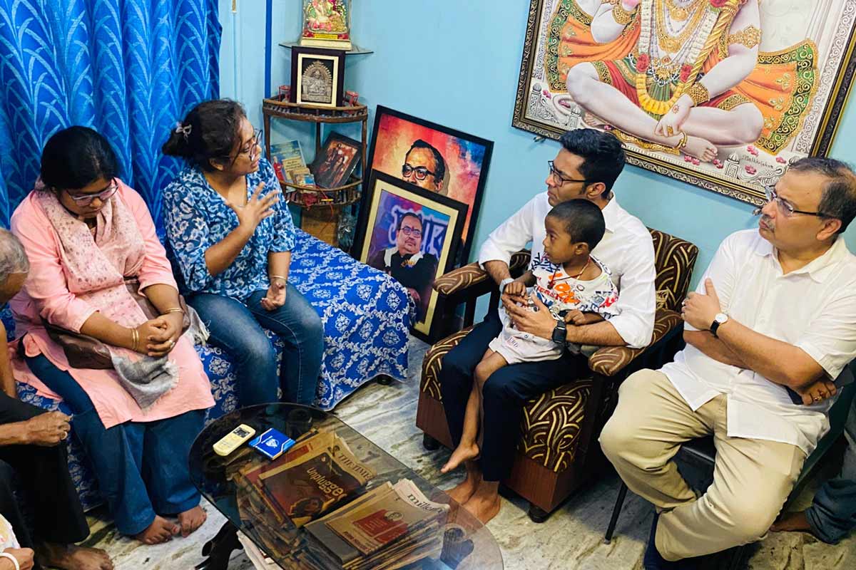 ফলপ্রকাশের রাতে মৃত্যু দলীয় কর্মীর, ২৬ দিন পর বেলেঘাটার পরিবারের সঙ্গে সাক্ষাৎ অভিষেকের