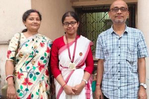 শরীরে বাসা বেঁধেছিল জটিল ক্যানসার, জীবনযুদ্ধ সামলে উচ্চমাধ্যমিকে দশম অদ্রিজা