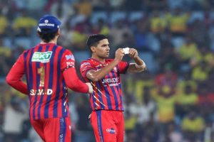সঞ্জু-রুতুরাজকে আউট করে চিরকুট সেলিব্রেশন, শাস্ত্রীকে ভুল প্রমাণ করলেন লখনউ পেসার