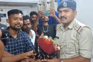 সাবাশ! ‘দুর্নীতিগ্রস্ত’ তৃণমূল নেতারা জালে উঠতেই পুলিশকে সংবর্ধনা গ্রামবাসীদের