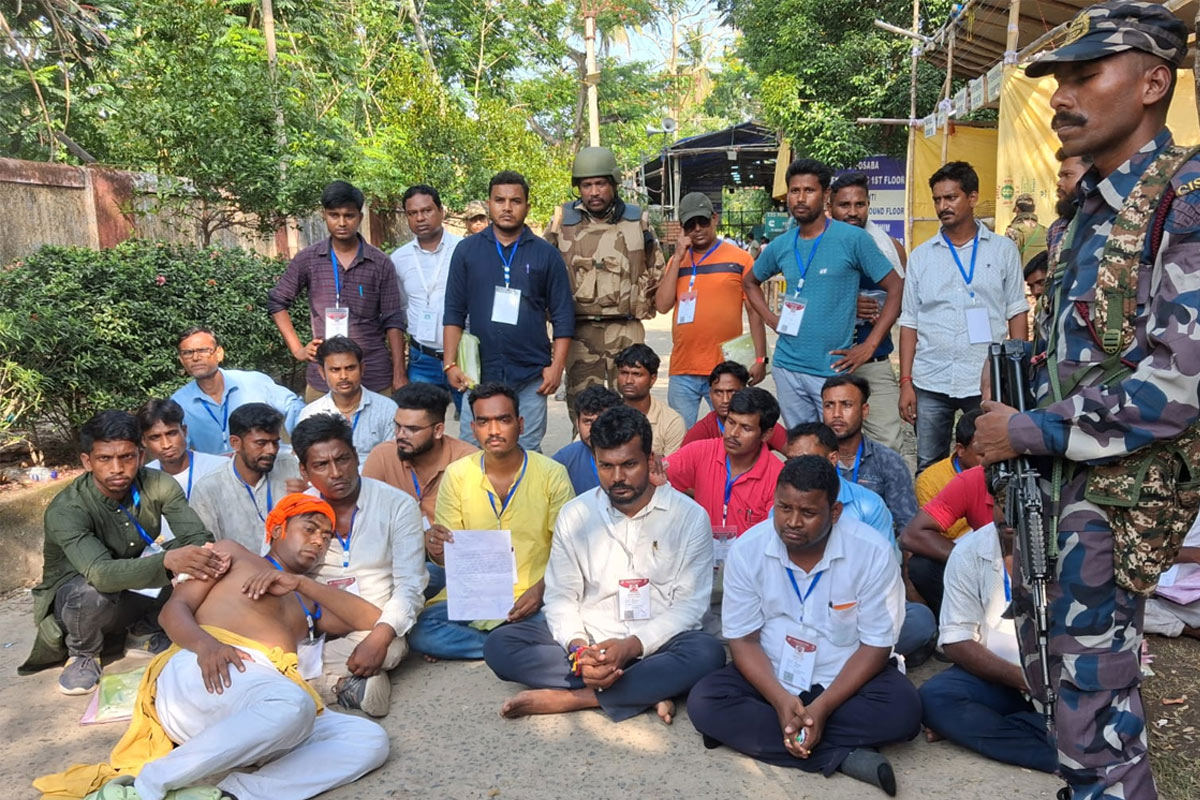ক্যানিং পূর্বে গণনায় ‘কারচুপি’, বিক্ষোভে বিজেপি-আইএসএফ, আরাবুলকে ‘মার’ বাহিনীর!