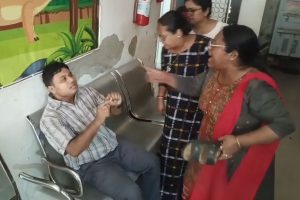 হাসপাতালে ‘দাদাগিরি’ অরূপ রায়ের! প্রাক্তন মন্ত্রীর ঘনিষ্ঠকে জুতোপেটা মহিলাদের