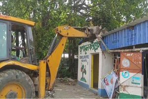 জমি দখল করে তৃণমূল কার্যালয়! বুলডোজারে তছনছ কাউন্সিলরের অফিস