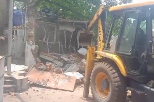 আসানসোলে ফের চলল বুলডোজার! ৩ দিনে ভাঙা হল তৃণমূলের ৩টি ‘বেআইনি’ অফিস