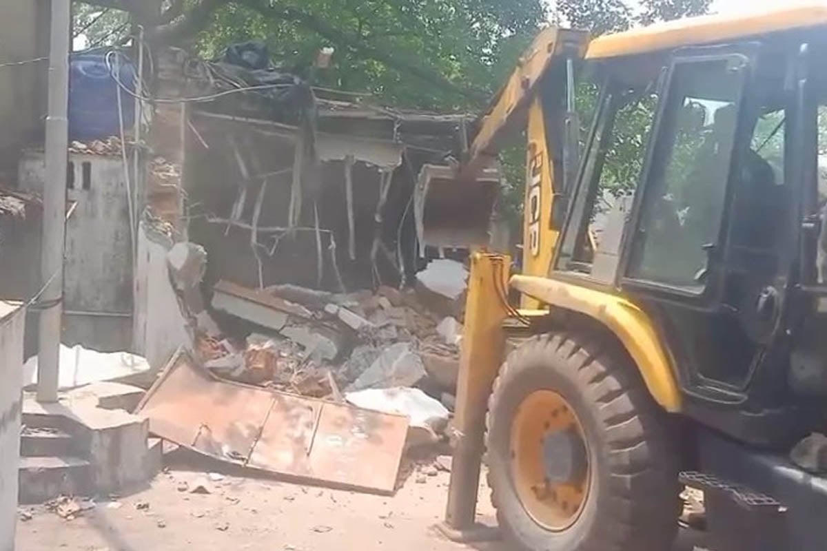 আসানসোলে ফের চলল বুলডোজার! ৩ দিনে ভাঙা হল তৃণমূলের ৩টি ‘বেআইনি’ অফিস