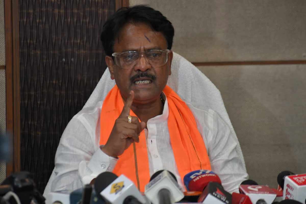 ‘দুর্নীতির মৌচাকে ঢিল মেরেছি’, প্রাণহানির আশঙ্কা প্রকাশ করেও অডিটের নির্দেশ সমবায় মন্ত্রীর