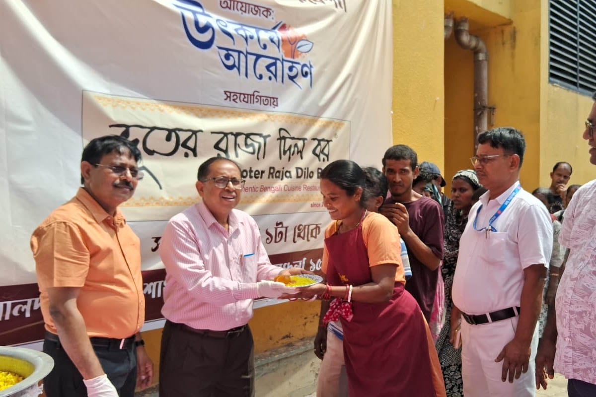 বিশ্ব ক্ষুধা দিবসে ক্ষুধার্তদের পাতে পড়ল ভাত, শিয়ালদহ স্টেশনের ধারে ‘অন্নদান’ জনপ্রিয় বাঙালি রেস্তোরাঁর