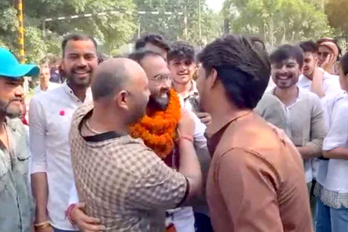বিলকিস-কাণ্ডের ছায়া যোগীরাজ্যে, ধর্ষককে মালা পরিয়ে দেওয়া হল ‘বীর’ তকমা! তুঙ্গে বিতর্ক