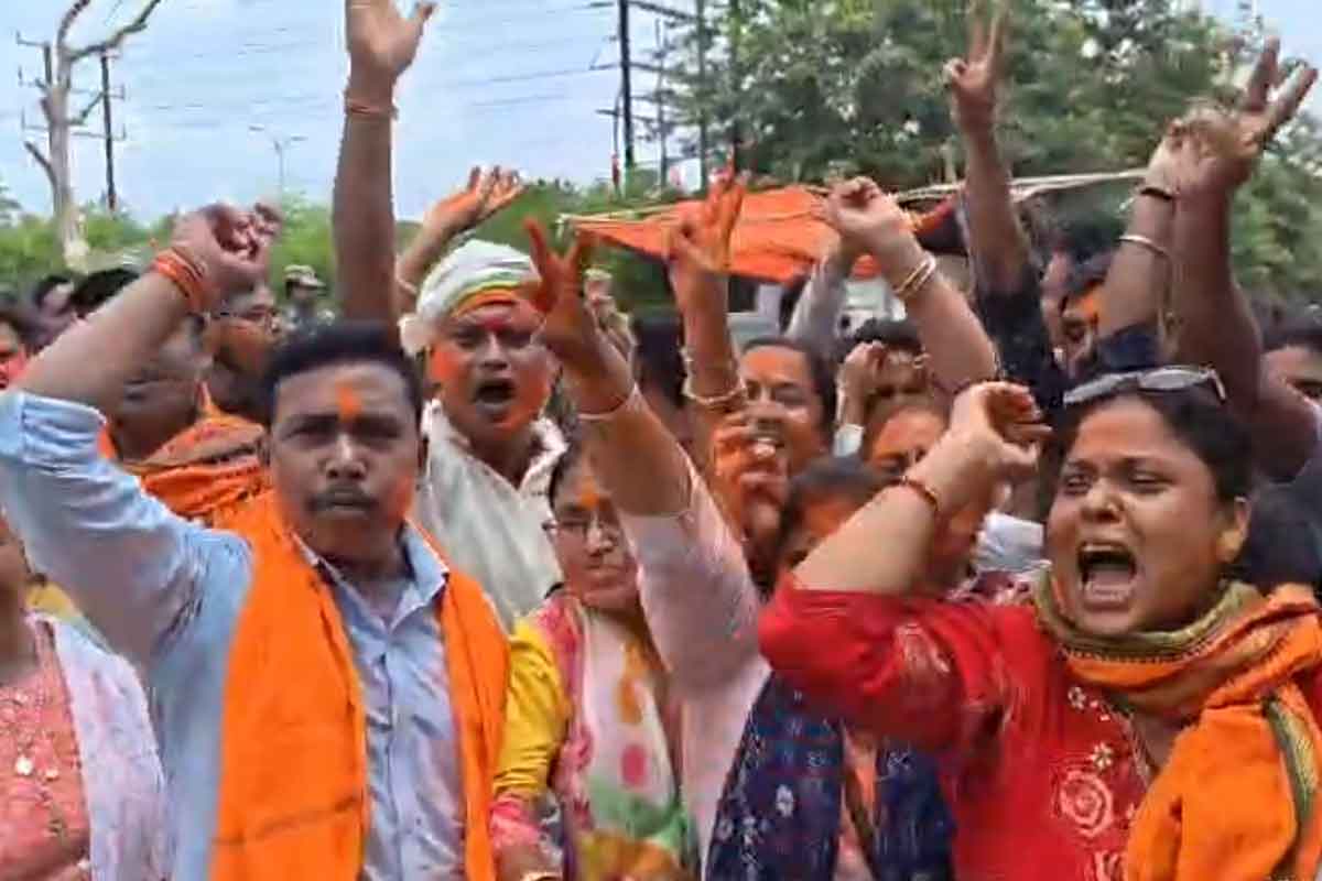 গণনা শেষের আগেই বাঁধভাঙা উচ্ছ্বাস পদ্মশিবিরে, গেরুয়া আবিরে আকাশ ঢাকলেন বিজেপি কর্মীরা