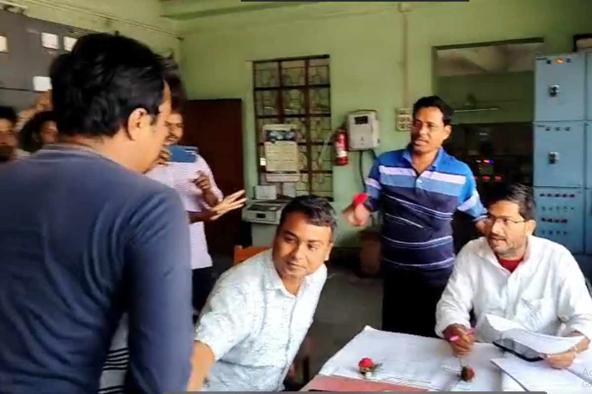 গান্ধীগিরি! ৪৮ ঘণ্টা বিদ্যুৎ নেই, ফুল-মিষ্টি নিয়ে অহিংস প্রতিবাদ বাঁকুড়ার গ্রামে