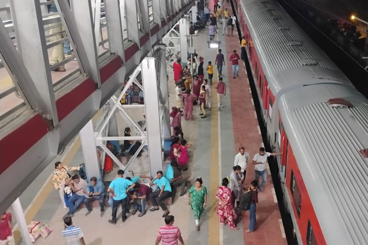 আড়াই ঘণ্টার বেশি শান্তিনিকেতন স্টেশনে আটকে গণদেবতা এক্সপ্রেস! চূড়ান্ত ভোগান্তির শিকার যাত্রীরা