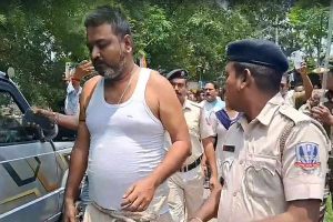পুলিশের ‘বারমুডা মডেল’, এবার বীজপুরে কোমরে দড়ি বেঁধে ধৃত তৃণমূল নেতাকে ঘোরাল পুলিশ