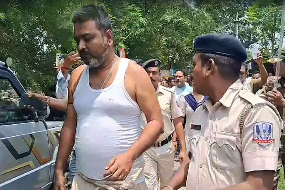 পুলিশের ‘বারমুডা মডেল’, এবার বীজপুরে কোমরে দড়ি বেঁধে ধৃত তৃণমূল নেতাকে ঘোরাল পুলিশ