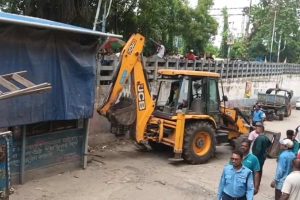 কোন্নগরে ‘বুলডোজার অ্যাকশন’, বিধায়কের উপস্থিতিতে ভাঙল টোল আদায়ের অফিস